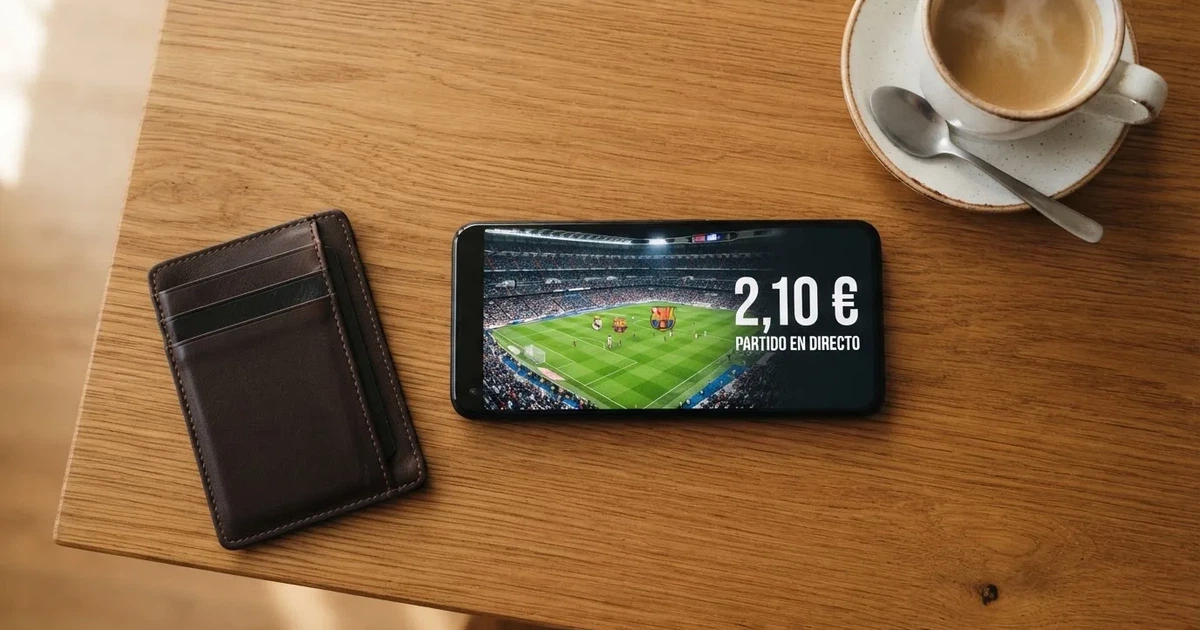 Un móvil sobre una mesa de madera junto a una cartera y una taza de café